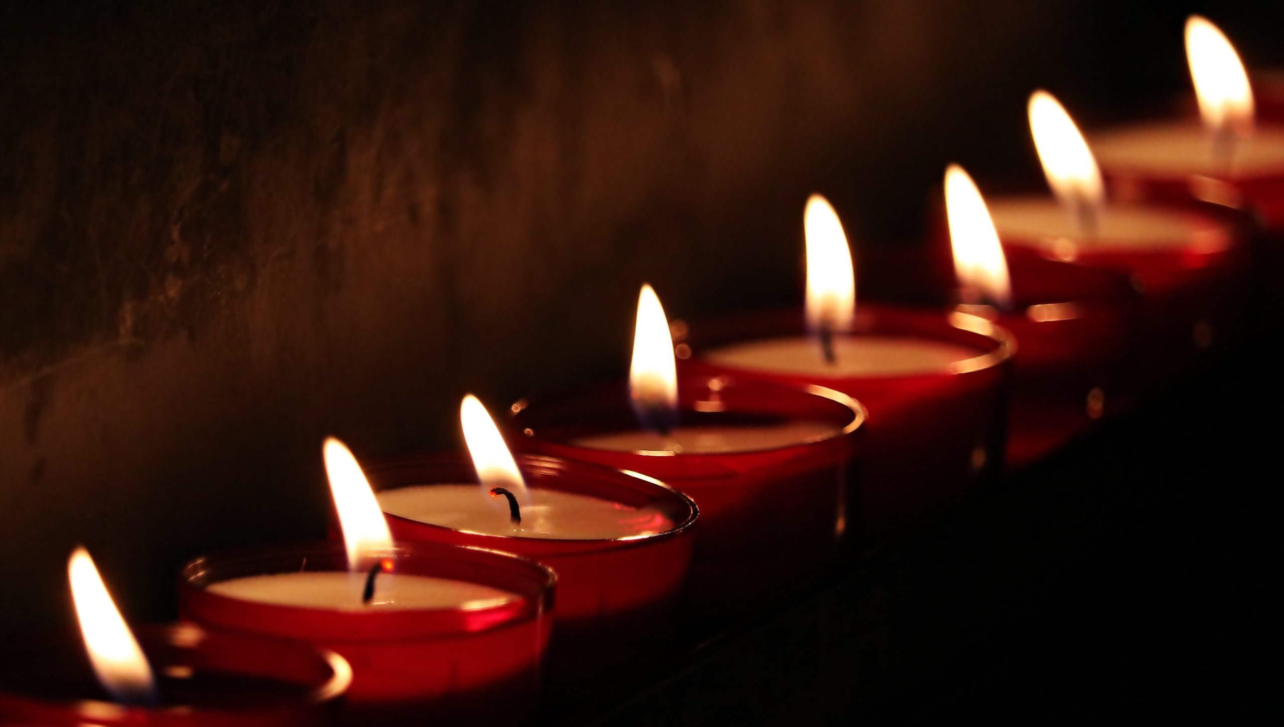 El poder de los rituales de amor: Cómo mejorar tus relaciones con velas de colores