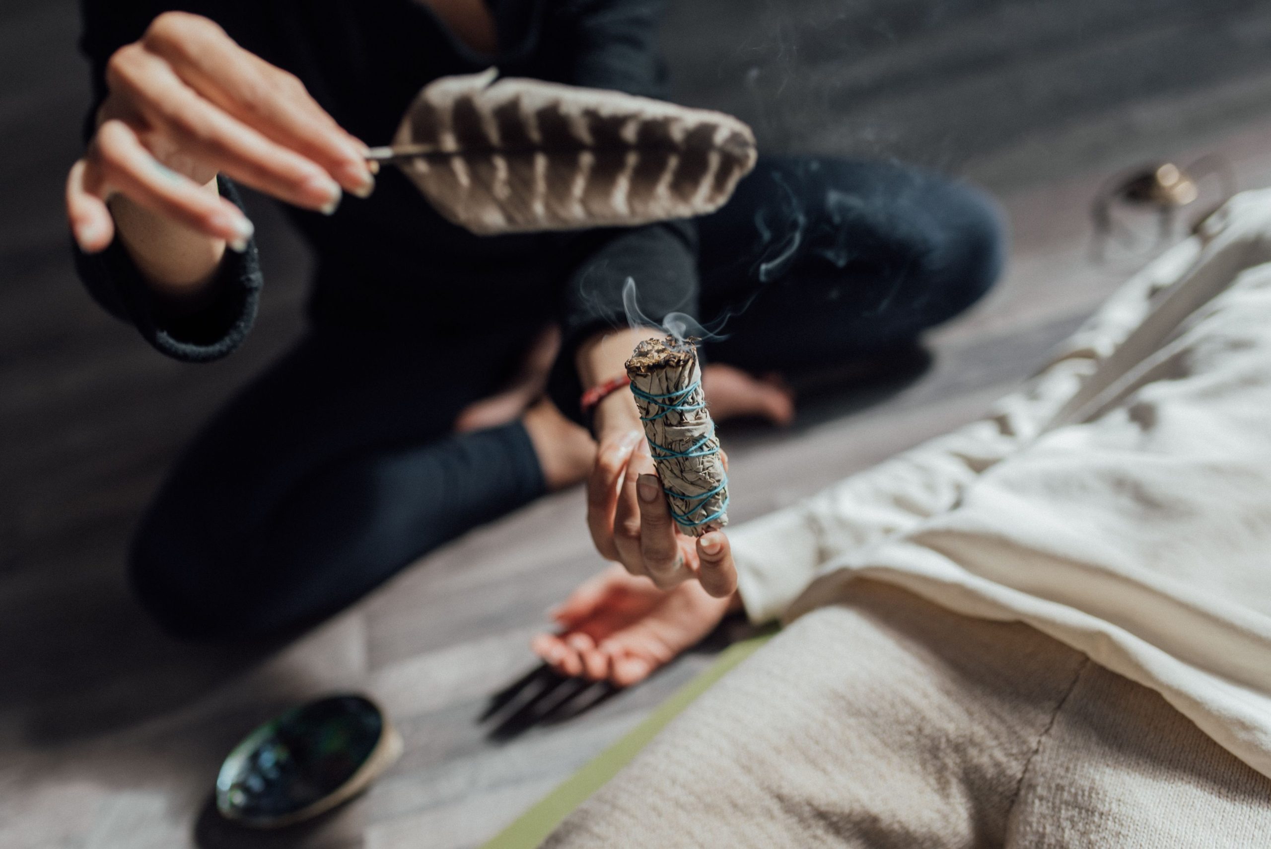 La importancia de la limpieza energética antes de un ritual: Prepara tu espacio y tu mente
